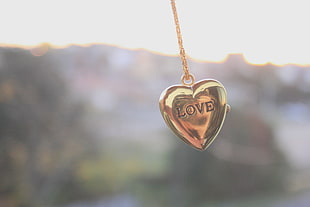 gold heart pendant necklace HD wallpaper