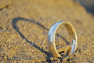 tilt shift view of silver ring band