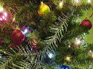 Christmas tree with baubles HD wallpaper