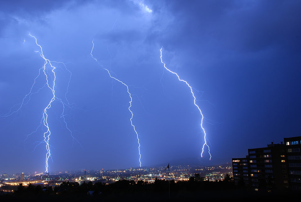 lightning strike, lightning, storm, cityscape HD wallpaper
