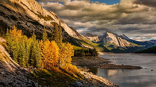 mountain range and river, nature, medicine lake, Jasper National Park HD wallpaper