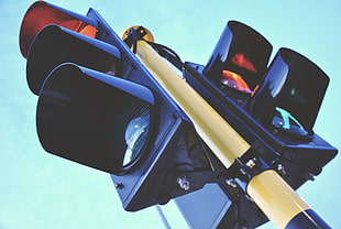 low angle photography of traffic light at daytime HD wallpaper