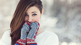 woman in pair of gray-red-and-blue gloves HD wallpaper