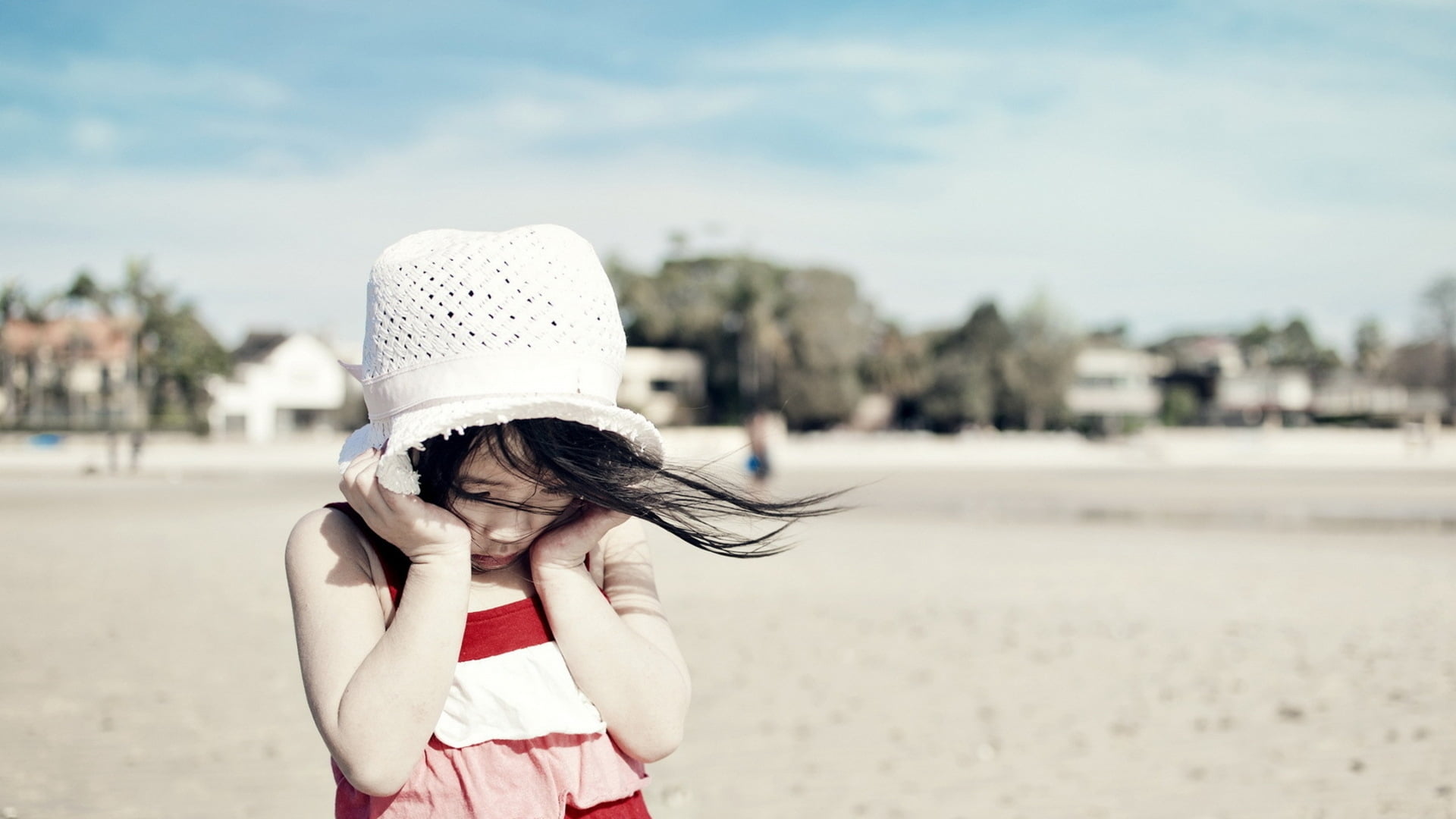 girl's white knitted hat