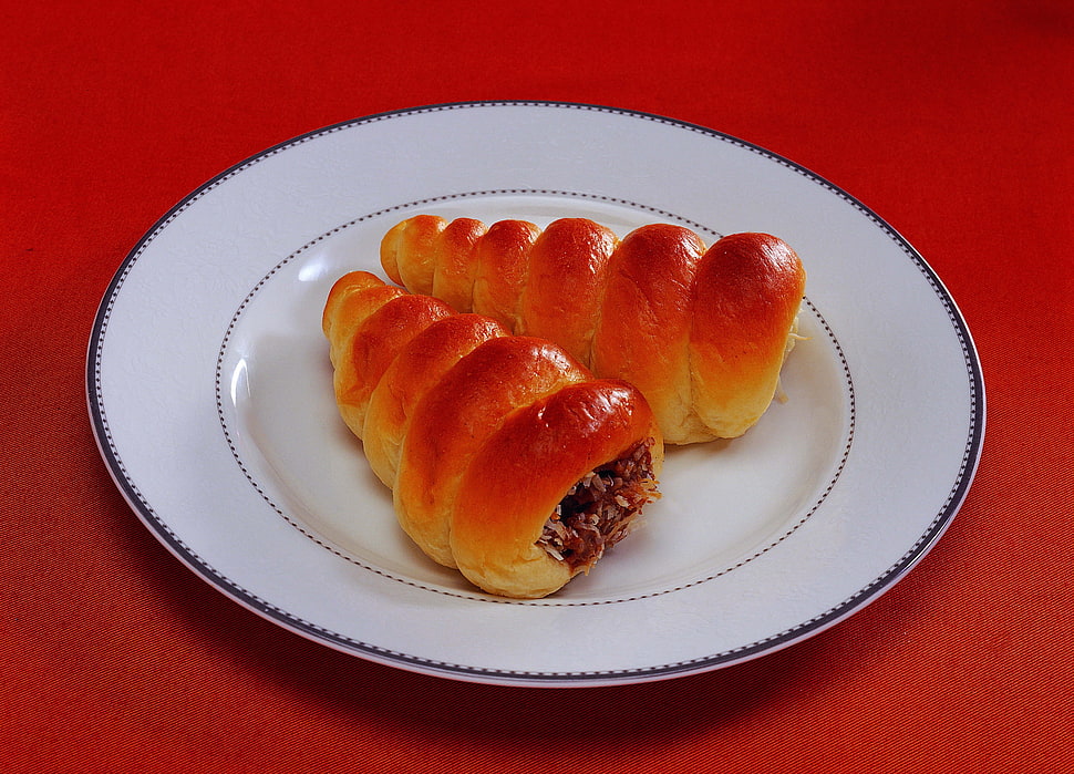 stuffed bread on plate HD wallpaper