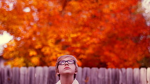 girl wearing eyeglasses while looking upward HD wallpaper