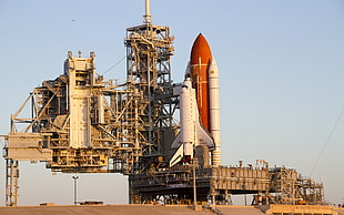 white and red space shuttle, Space Shuttle Endeavour, NASA, launch pads HD wallpaper