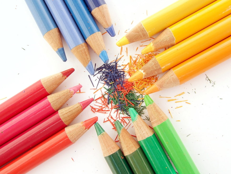 red, green, yellow, and blue pen lot HD wallpaper