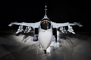 close-up photography of white fighting jet
