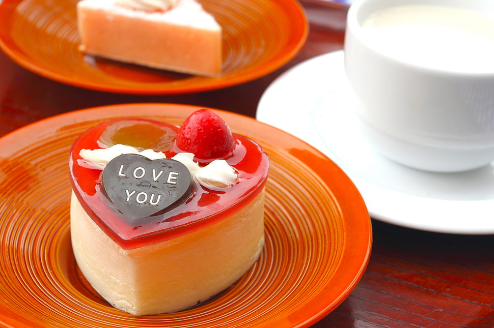 heart shaped Cheesecake on ceramic plate HD wallpaper