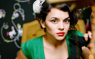 woman in green scoop-neck shirt HD wallpaper