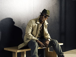 Neyo sitting on white wooden table HD wallpaper