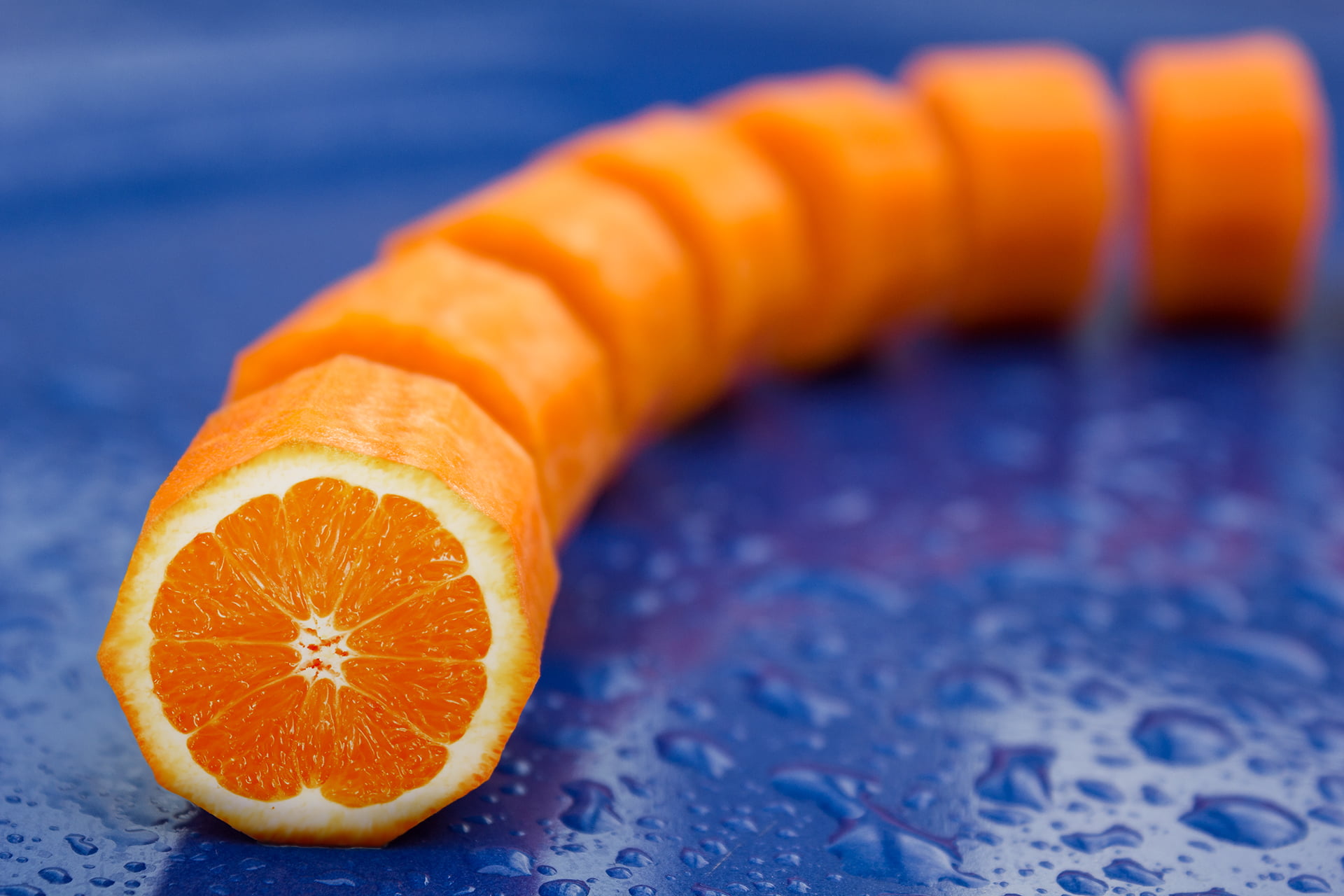 Синий мандарин. Синий апельсин. Апельсин на синем фоне. Оранжевый фрукт. Голубой мандарин.