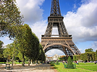 Eiffel Tower during daytime HD wallpaper