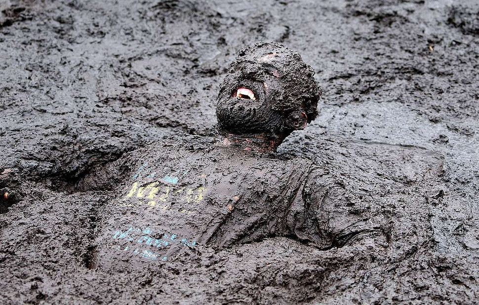 men's crew-neck top, mud, people, men, teeth HD wallpaper