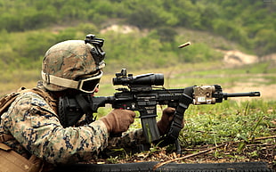 soldier holding a black assault riffle HD wallpaper