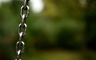selective focus photography of gray metal chain