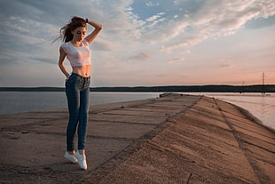 woman wearing white scoop-neck t-shirt and blue jeans HD wallpaper