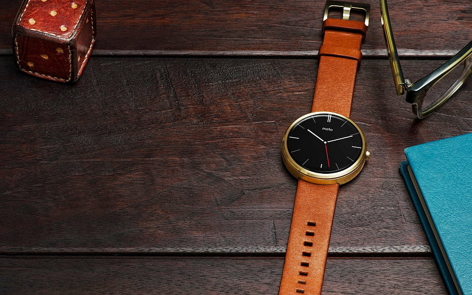 round gold-colored analog watch with brown leather band HD wallpaper