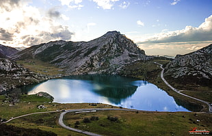 view of mountain beside lake during day time, lago