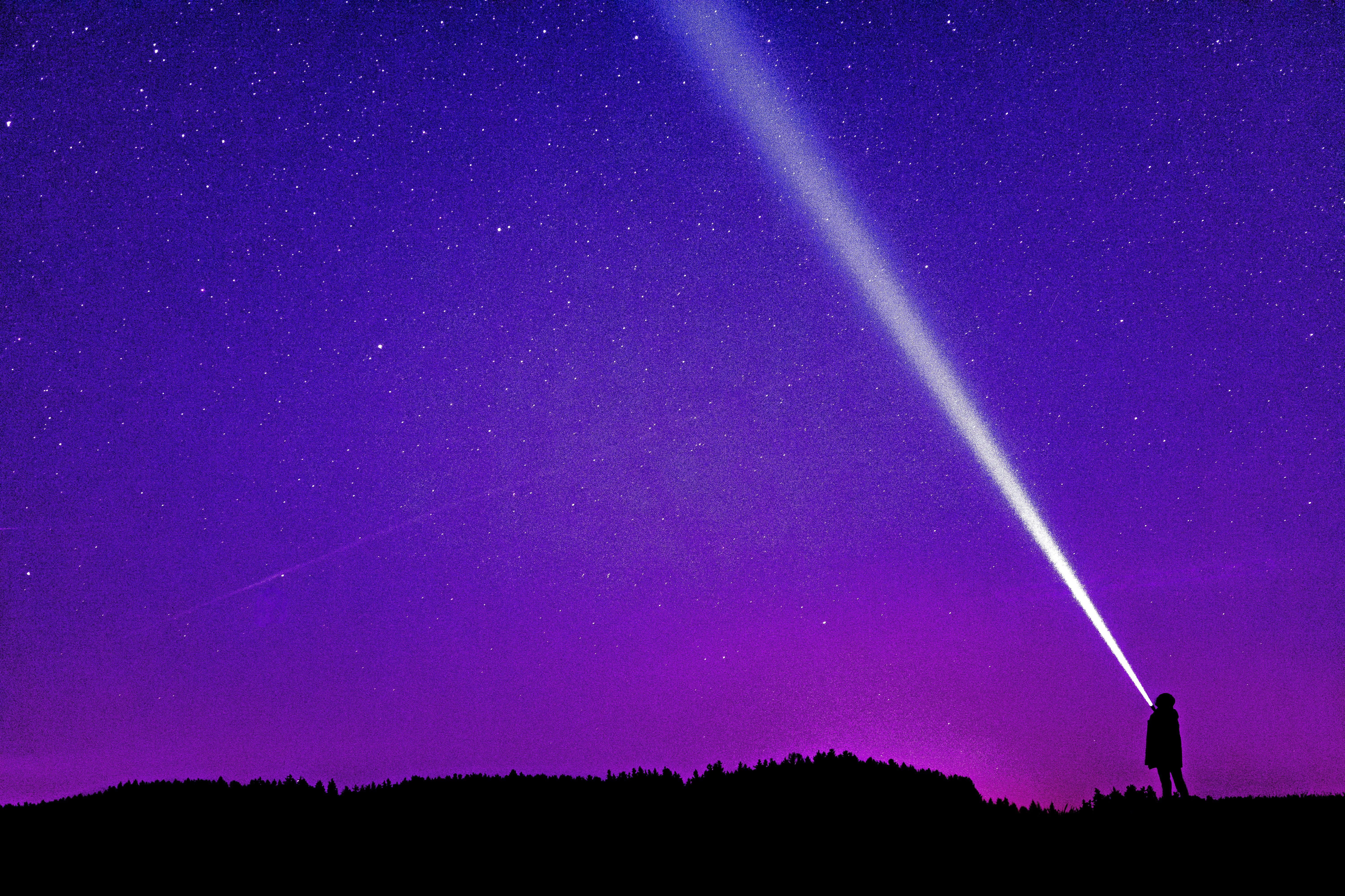 Звездное небо кометы. Метеорный поток Лириды 2022. Метеоритный поток Персеиды 2023. Звездное небо. Фиолетовый.