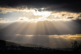 photo of cloudy sky with rays of sun HD wallpaper