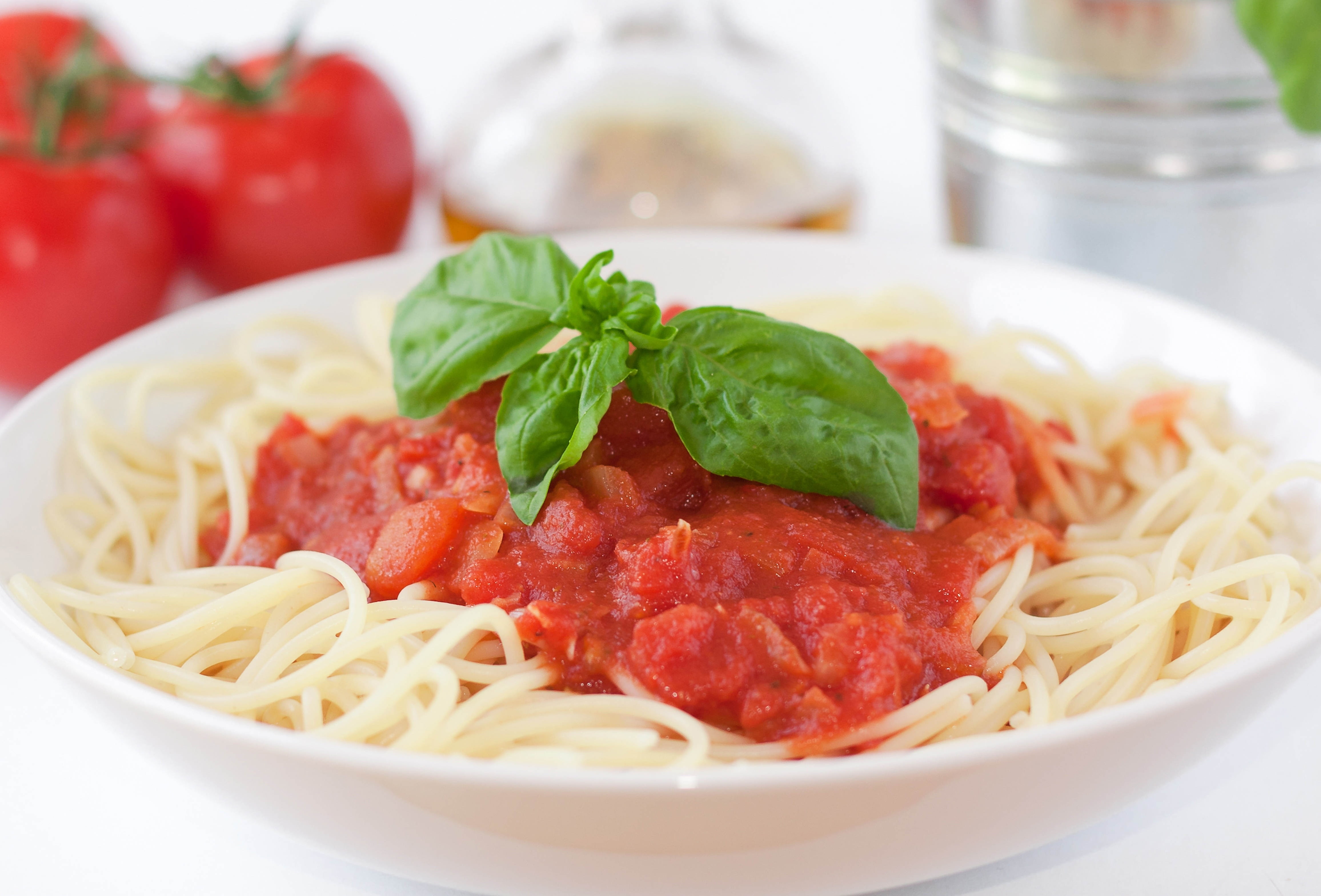Спагетти болоньезе томатная паста. Спагетти неаполитано. Соус с помидорами для спагетти. Спагетти в томатном соусе. Паста с томатным соусом.