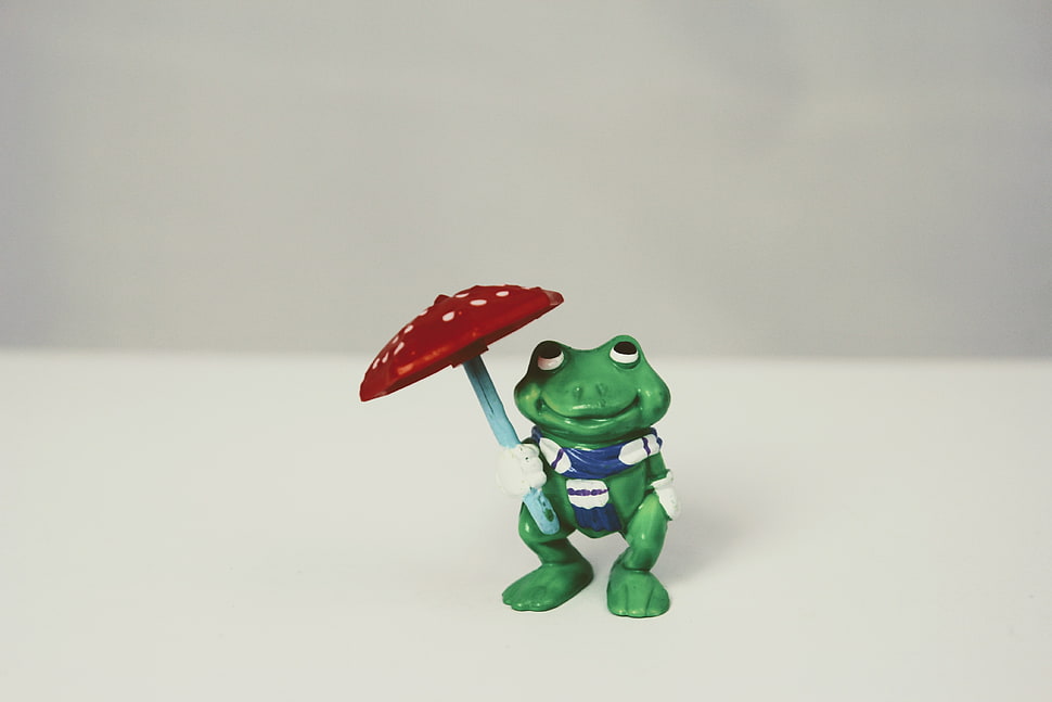 green frog figure HD wallpaper