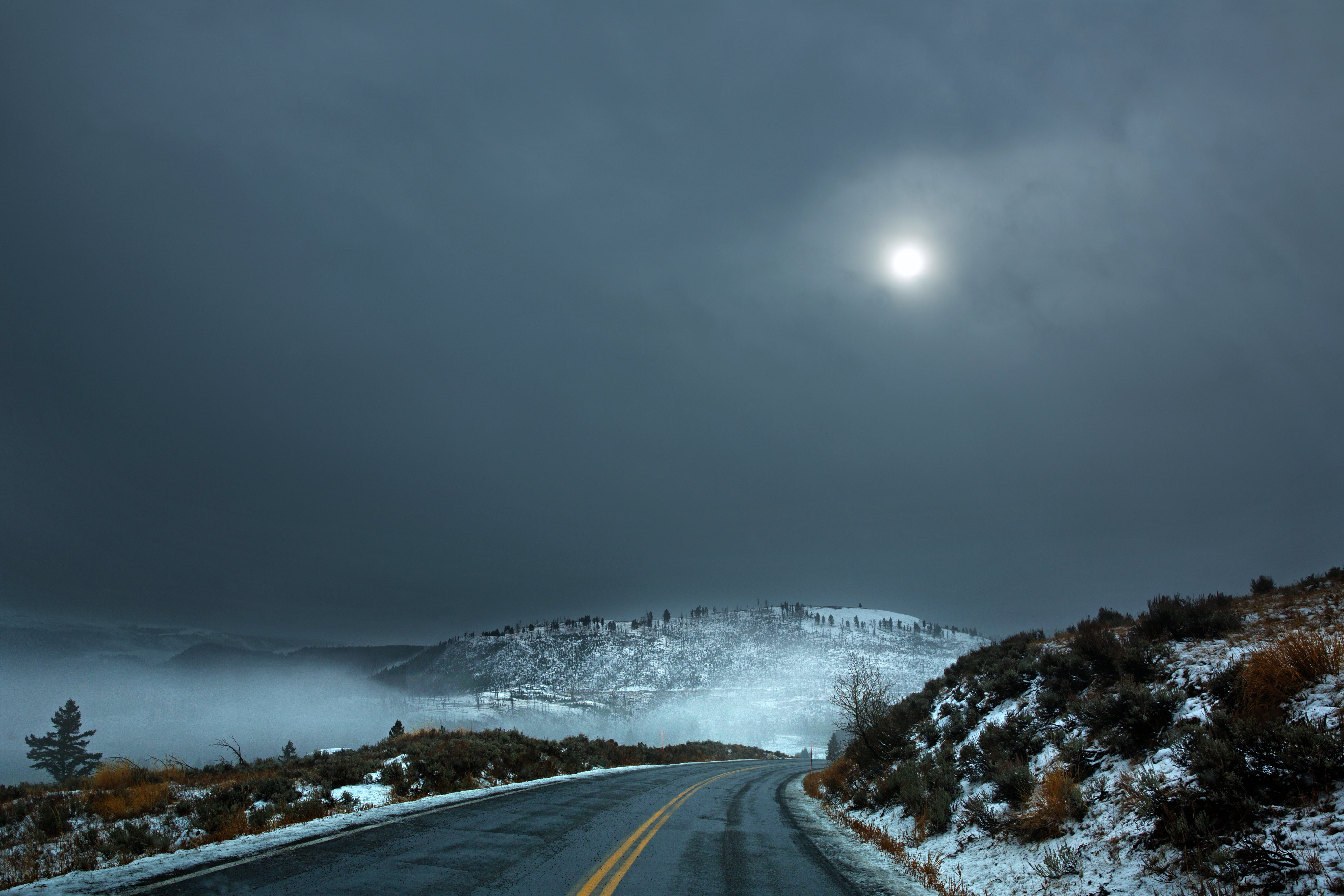 Дорога в ночь слова. Зима ночь. Снежная дорога. Заснеженная дорога. Луна снег.