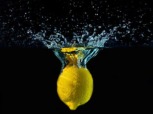 lemon submerge in water with splash