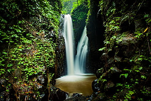 waterfall photo during daytime