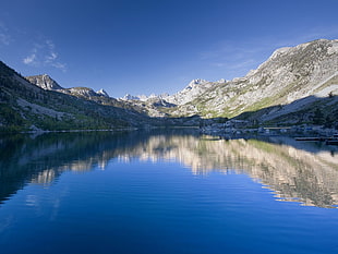 body of water beside mountains wallpaper, nature, landscape, mountains, lake