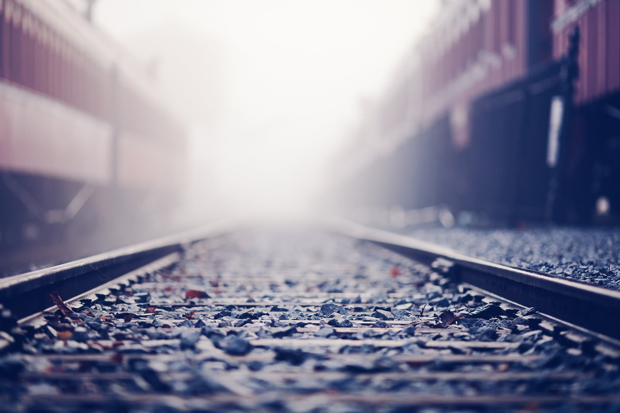 close-up photography of train track during daytime