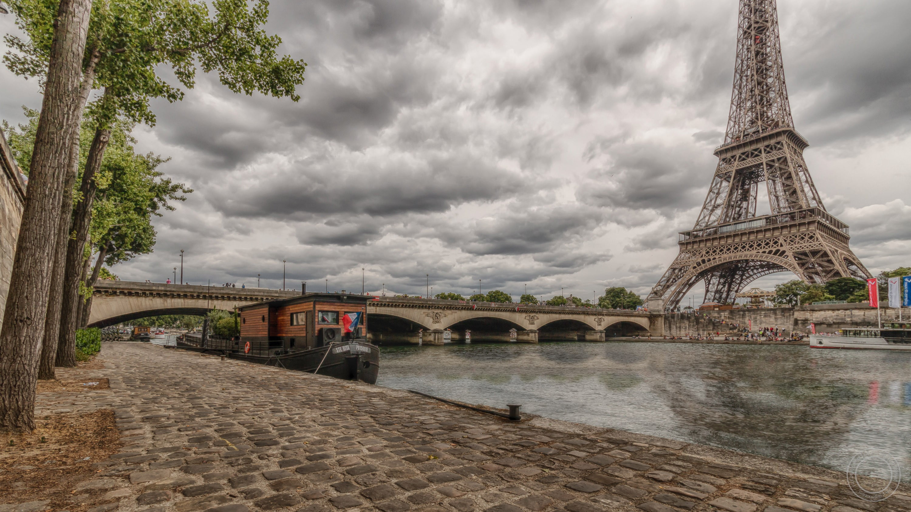 City tourism. Эйфелева башня в Париже. Франция Эйфель мост. Эйфелева башня река сена. Эйфелева башня + Тауэр бридж.