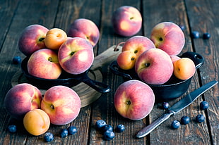 honeycrisp apple lot, fruit, food, peaches, wooden surface