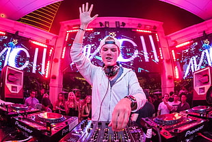 men's white jacket, EDM, DJ, men, Avicii  HD wallpaper