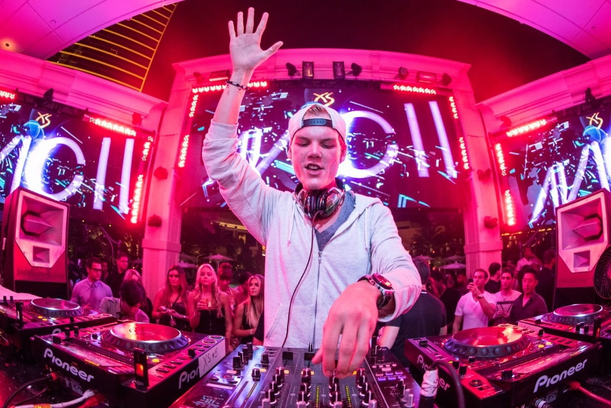 men's white jacket, EDM, DJ, men, Avicii 