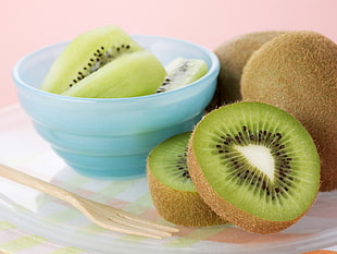 photo of sliced Kiwi fruit in blue plastic bowl