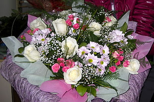 closeup photo of bouquet of white and pink roses with daisies