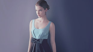woman wearing blue and black scoop-neck sleeveless dress HD wallpaper