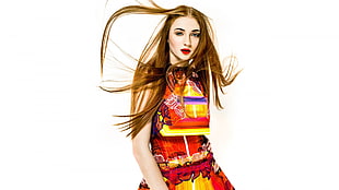 woman wearing of multicolored sleeveless dress