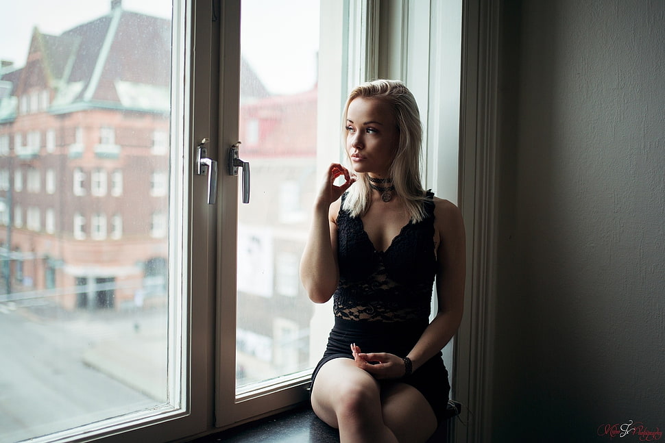 woman sitting on window HD wallpaper