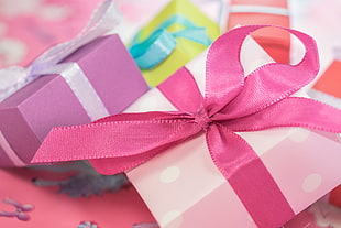 closeup photo of square pink and purple ribbon accent boxes HD wallpaper