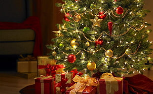 green christmas tree with string lights and Christmas baubles HD wallpaper