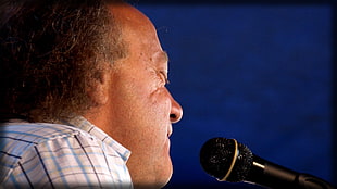 man using black microphone