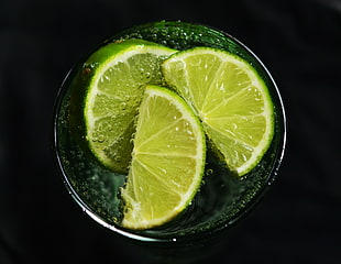shallow focus photography of sliced green citrus fruits