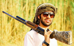 man wearing white thobe carrying hunting rifle HD wallpaper