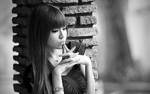 grayscale photo of a woman HD wallpaper