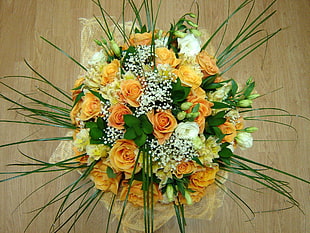 white and yellow petaled flower bouquet