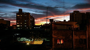 silhouette of concrete buildings digital wallpaper, city HD wallpaper